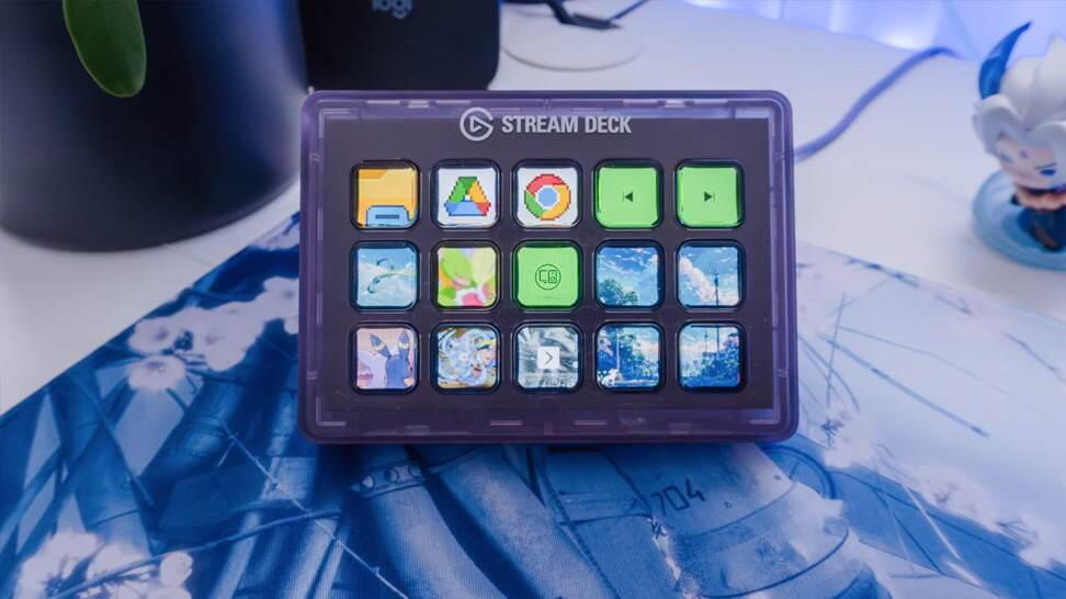 Stream Deck controlând aplicații de streaming și productivitate